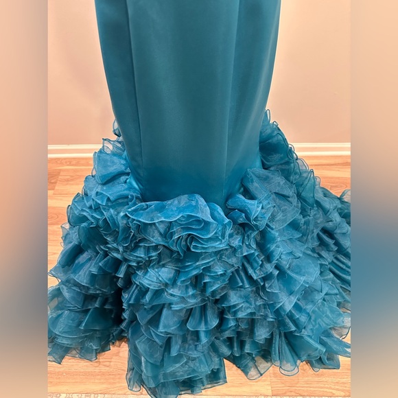 Be the belle of the ball! Beyond gorgeous! Size 8 NWT. Beautiful color blue. - Picture 5 of 6